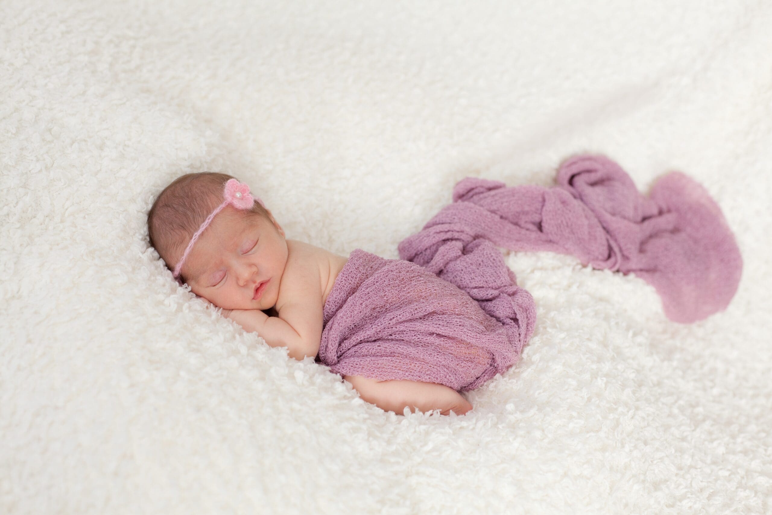 Photographie de nouveau-né endormi, séance naissance Nice L'Atelier Reflex.